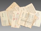 plusieurs morceaux de vieux papier sur lesquels figurent des caractères chinois