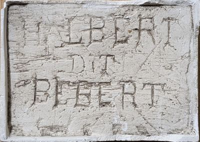 une affiche sur le côté d'un immeuble sur laquelle on peut lire, si je ne me trompe pas, « Free Fit »
