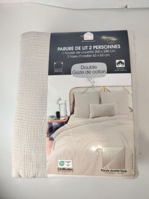 emballage d'un lit sur lequel est posée une couette blanche