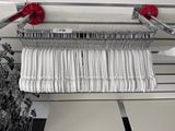 un portant sur lequel sont suspendus tout un tas de vêtements