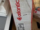 une caisse contenant du matériel électronique posée sur une palette