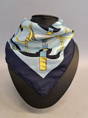 "Eperons d'or" Gavroche en twill de soie à fond ble… - Photo 1