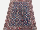 un tapis bleu et rouge à motifs floraux
