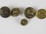 un ensemble de quatre boutons en bronze représentant des animaux et des oiseaux