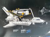 une maquette de navette spatiale exposée dans une vitrine