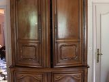 un grand meuble en bois dans le coin d'une pièce