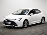 La Toyota Corolla blanche est garée dans une pièce blanche.