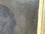portrait d'un homme en costume noir et cravate rouge