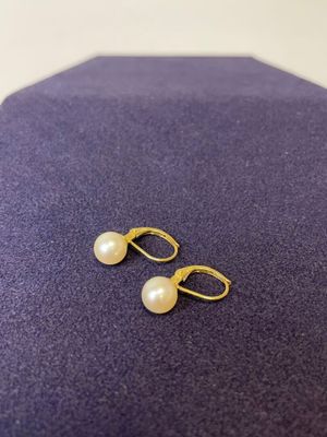 une paire de boucles d'oreilles en perles sur fond violet