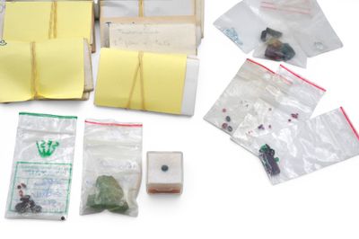 tout un tas d'objets posés sur une table