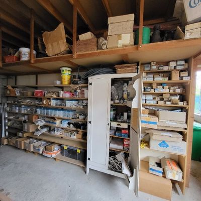 une pièce équipée d'étagères et d'un réfrigérateur