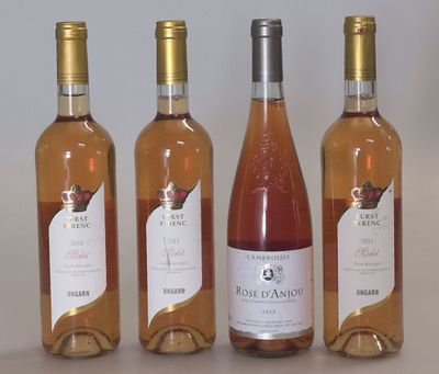 Trois bouteilles de vin rosé sont alignées sur une table