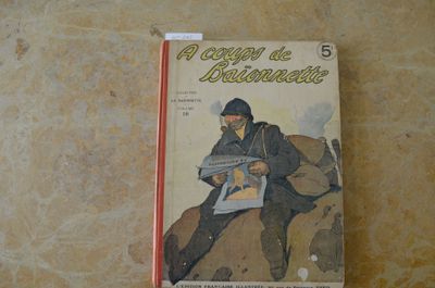un livre posé sur une table