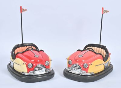 deux petites voitures posées côte à côte