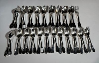 beaucoup de fourchettes et de cuillères sur la table