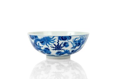 un bol bleu et blanc orné d'un dragon