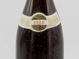 une bouteille de vin posée sur une table