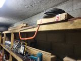 une pièce où les étagères sont encombrées de cartons et de câbles