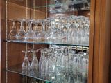 une vitrine contenant de nombreux verres à vin