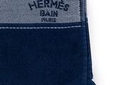 Le logo de la marque Merrime sur une écharpe bleu marine