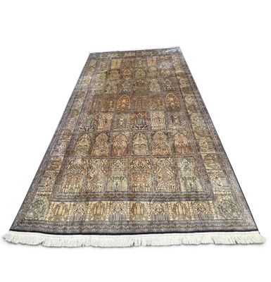 un tapis marron et beige orné d'un motif complexe