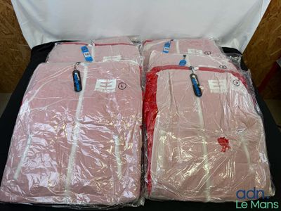 trois sacs de voyage sont emballés dans du plastique sur une table noire