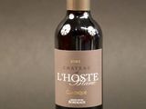 une bouteille de vin posée sur une table