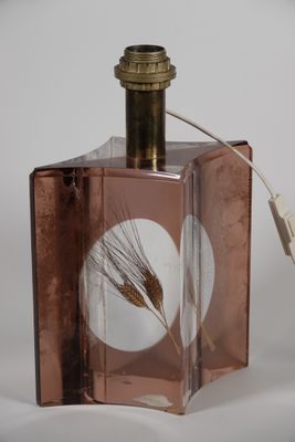 LAMPE à pans galbés en résine rosé et translucide à inclusio…