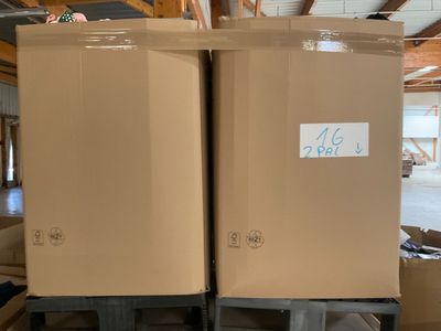 deux cartons empilés l'un sur l'autre dans un entrepôt