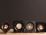 trois photos miniatures encadrées représentant un homme et une femme, dans un cadre en bois