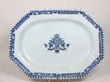 plat bleu et blanc orné d'un motif bleu et blanc