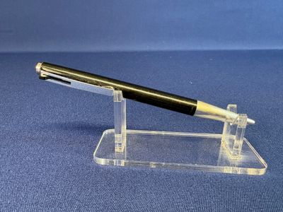 un stylo posé sur un porte-stylo transparent