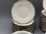 plusieurs assiettes empilées sur une table