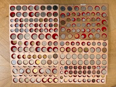 un lot de pièces de monnaie posées sur une table