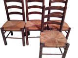 trois chaises en bois avec une assise marron et une assise marron