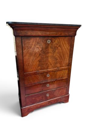 une image d'une commode en bois avec un plateau en marbre