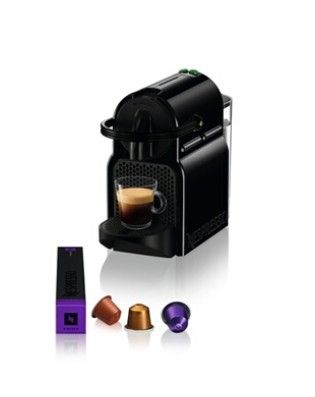 une machine à café noir avec une tasse de café à côté