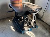une petite table sur laquelle se trouve un seau, dans une pièce