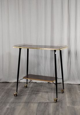 une photo d'une table d'appoint sur laquelle se trouve une étagère
