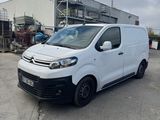 la camionnette blanche est garée devant un bâtiment