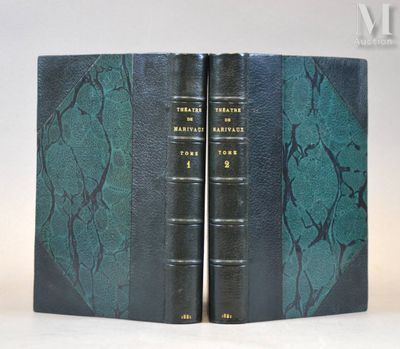 Les deux livres sont alignés sur une surface blanche