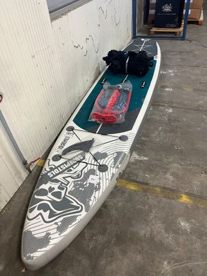 une planche de surf qui traîne dans le garage