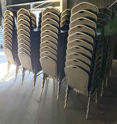 many chairs that are lined up in a room