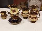 une table sur laquelle se trouvent de nombreuses tasses et soucoupes