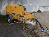 une machine jaune garée sur le bord de la route