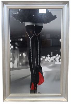 tableau représentant une femme portant des bottes à talons hauts sur un fond noir et blanc