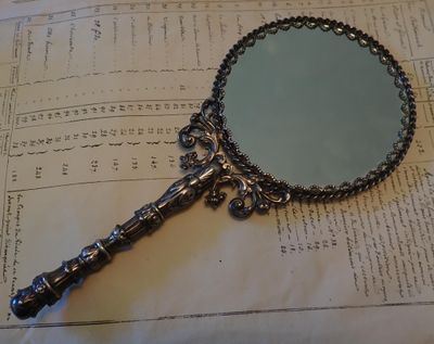 un miroir posé sur une table