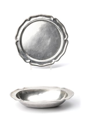 une assiette en argent et une assiette en argent sur fond blanc
