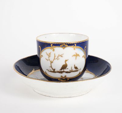 SEVRES (à la manière de). Tasse et sous tasse en porcelaine …