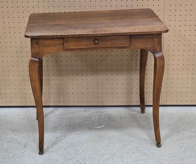 une petite table en bois surmontée d'un tiroir